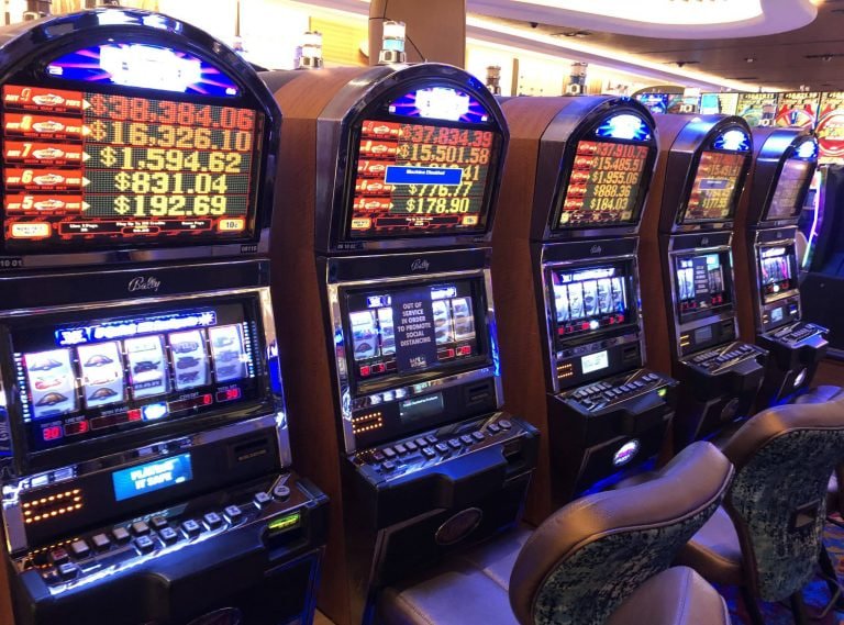 Pengguna melihat informasi sportsbook dan slot online kiyo4d